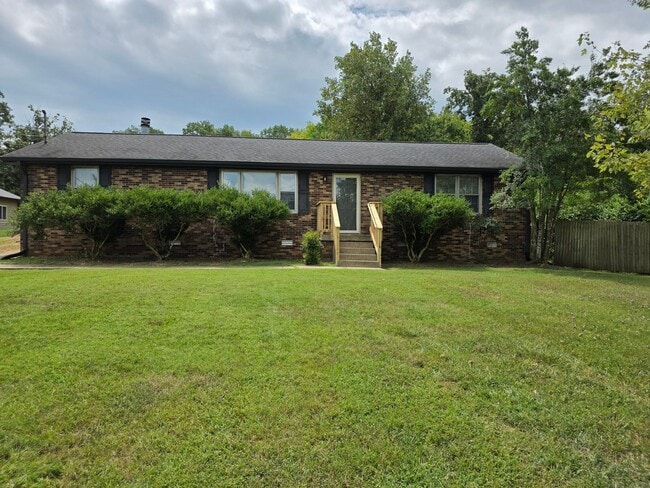Building Photo - FOR LEASE Charming All-Brick Home on 1 Acr...