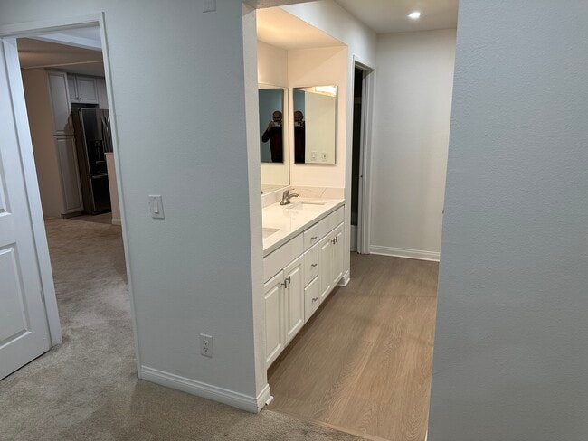 Baño principal con doble lavabo - 5515 Canoga Ave Unidad 221 Rental