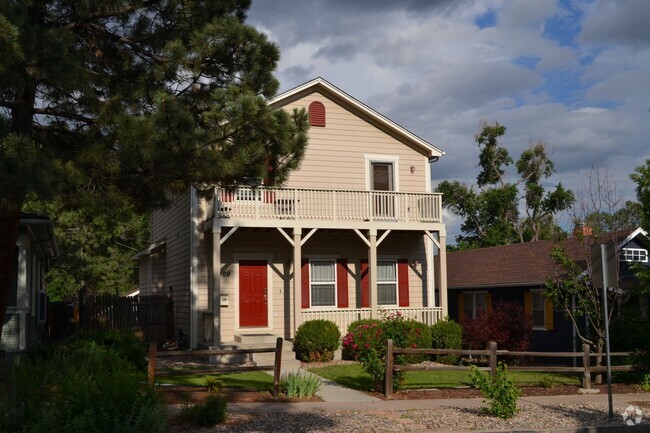 Building Photo - CHARMING 4 BEDROOM DOWNTOWN HOME