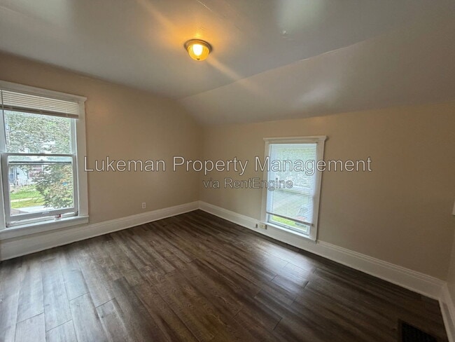 Photo - 909 Oak St