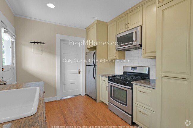Building Photo - Charming Two Bedroom, One Bath in Mt Tabor! Unit 2367 SE 60th Avenue Rental