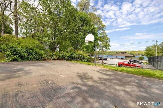 76 Ridgewood Rd