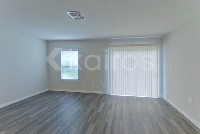 Photo - 855 Cervantes St E