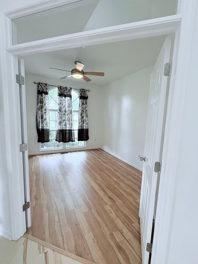 Photo - Spacious 4 Bed, 2 Bath Home in Columbus