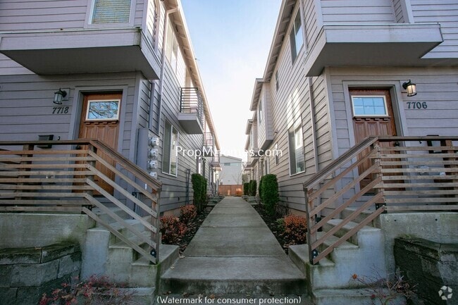 Building Photo - Fantastic Two Bedroom Unit 7722 SE Washington Street Rental