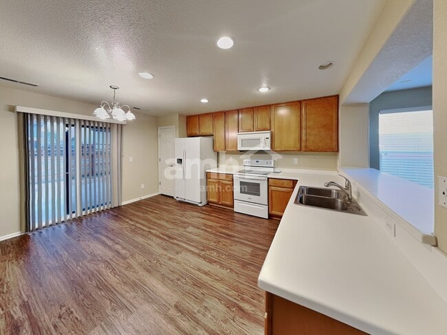 Photo - 810 Sunrise Dr