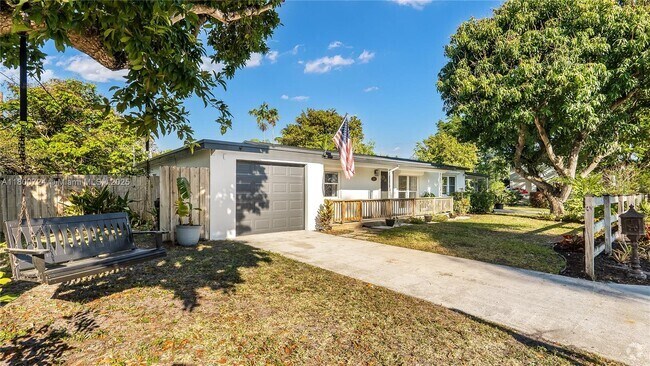Building Photo - 1701 SW 12th Ave Rental