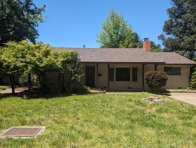 Building Photo - 3 Bedroom House Near Shopping and Schools
