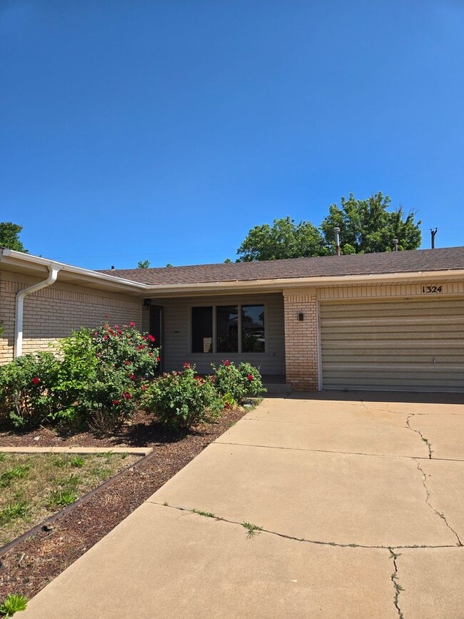 Photo - 1324 Stratford Ln Casa