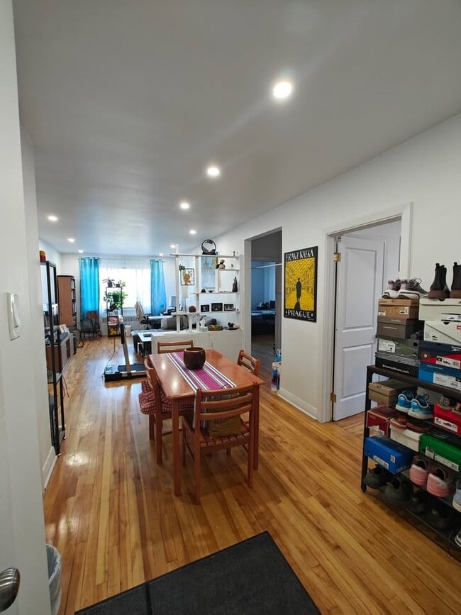 Building Photo - 4860 Av. Plamondon Unit 9