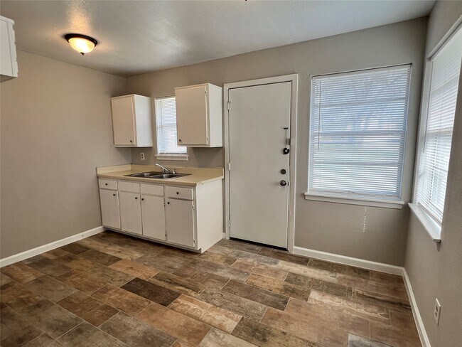 Photo - 8713 Peachtree St