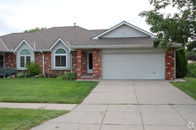 Building Photo - Spacious walkout townhome near Southpointe!