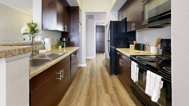 Building Photo - Colonnade