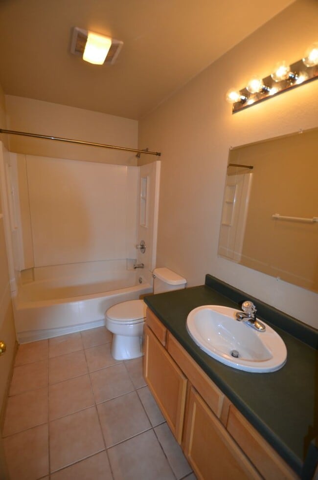 Building Photo - Unfurnished 2 Bed 2 Bath Condo-HEAT INCLUDED!