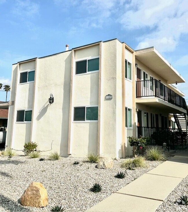 Building Photo - One bedroom apartment! Downtown Ventura! Unit 1159 E Meta St Apt #5