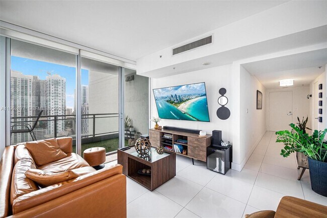 Photo - 92 SW 3rd St Unidad 2710