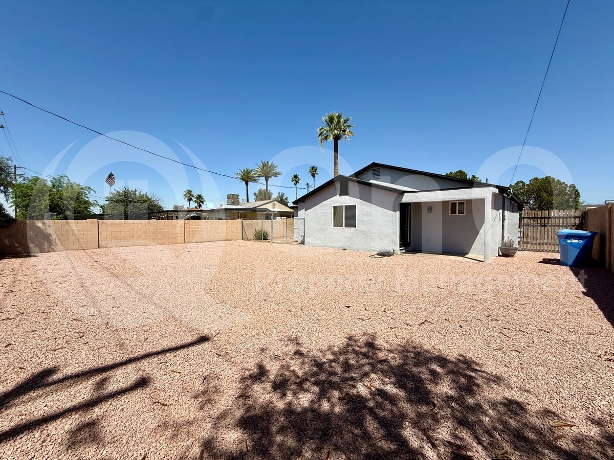 Photo - 3335 E Oak St