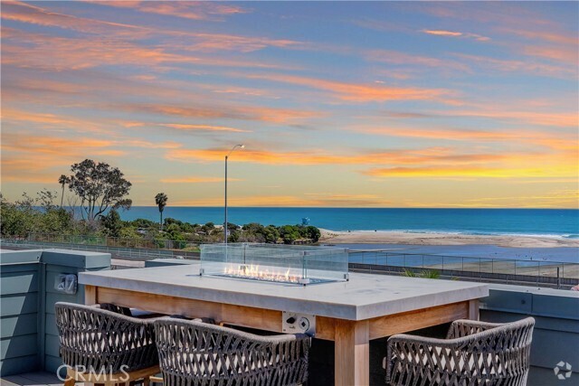 Building Photo - 1417 Doheny Way Rental