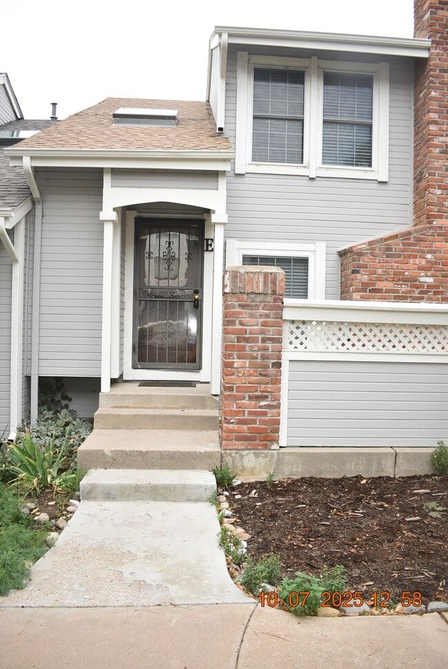 Building Photo - Freshly Updated 3 Bed Townhome