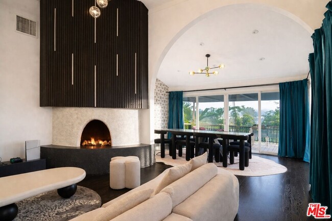 Photo - 8810 Hollywood Blvd