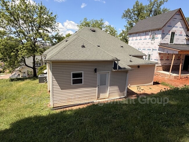 Photo - 1204 Valley Dr SW