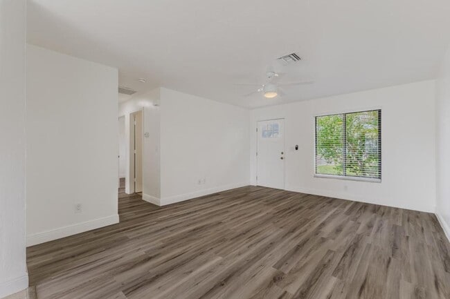 Building Photo - 739 NE 7th Pl Rental