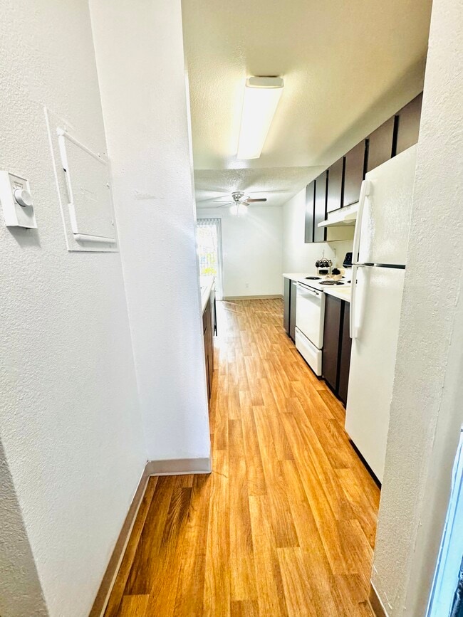 Entry -Kitchen - Olympic Sunset Apartments