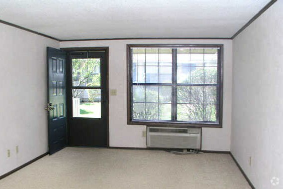 Living Room/Entrance View