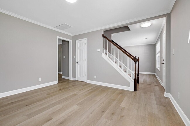 Photo - 520 Wyndham Dr