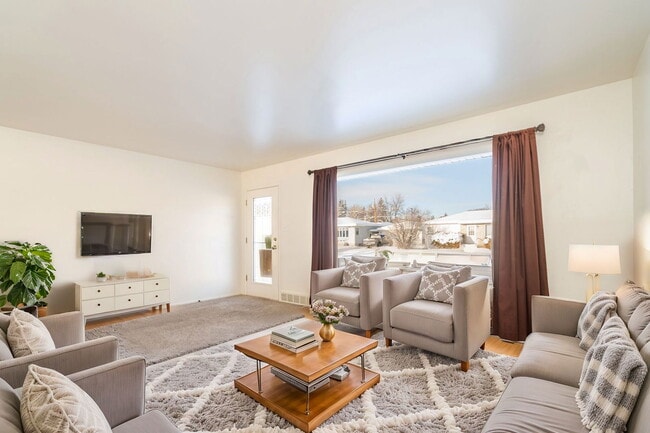 Photo - 204 19th Ave NW