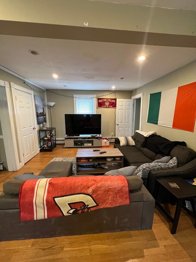 Photo - 735 Somerville Ave Unidad 3