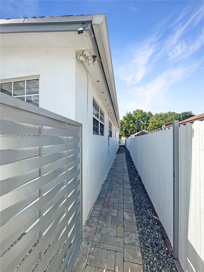 Photo - 350 W 16th St