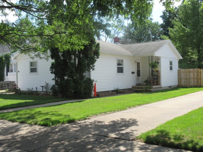 Building Photo - House in Janesville