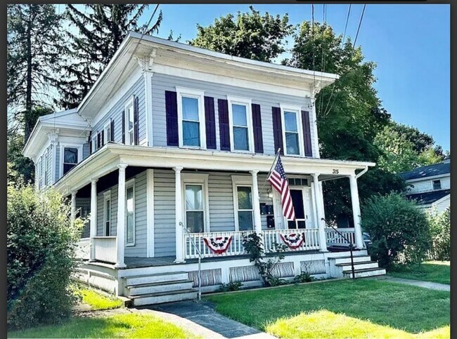 Building Photo - Beautiful 3 bedroom/Fulton Unit Upper