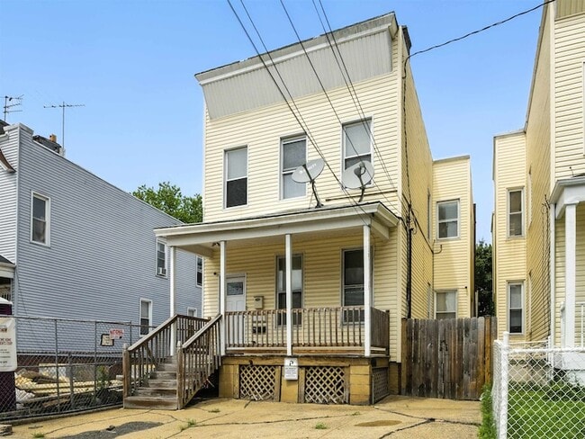 Building Photo - 32 Gardner Ave Rental