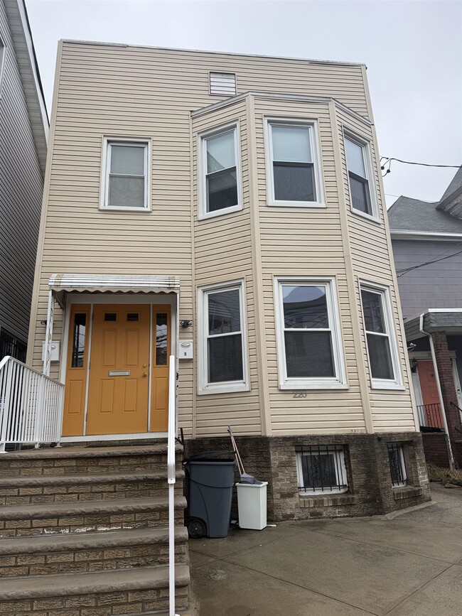 Building Photo - 220 Summit Ave Unit 1