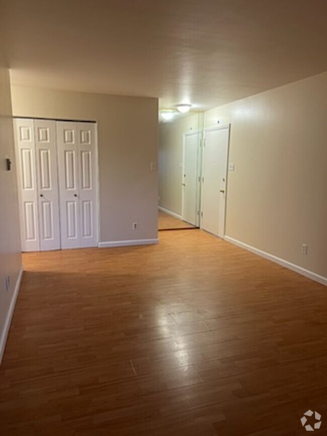Building Photo - 1 Bed / 1 Bath – Updated 2nd Floor Apartme... Unit G Rental