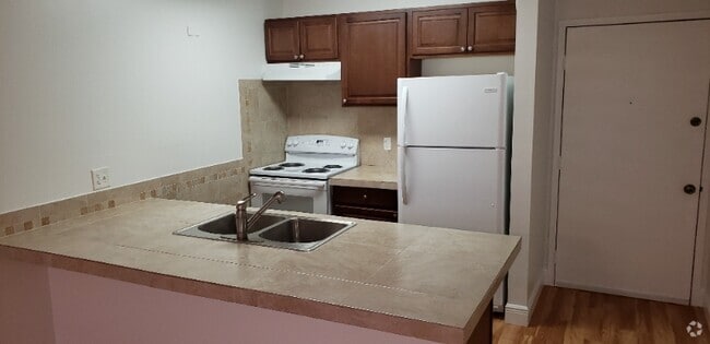 Building Photo - 2501 Riverside Dr Rental