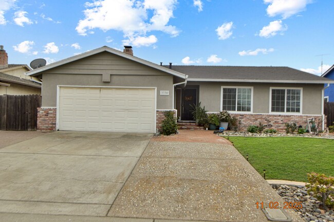 Great 3 Bedroom House w/large backyard and... - Great 3 Bedroom House w/large backyard and...