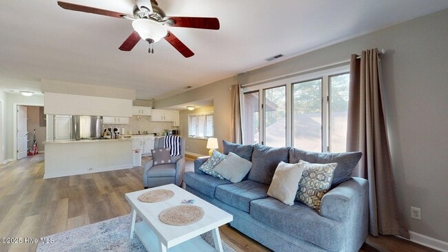 Photo - 704 Dover St