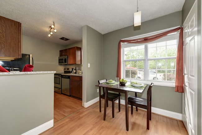 Building Photo - 1618 W Abingdon Dr Unit 103