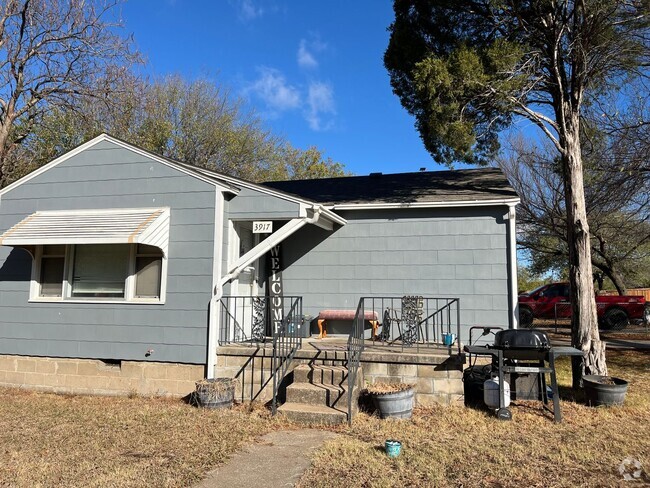 Building Photo - Cute Duplex Corner Lot Fenced Yard Rental