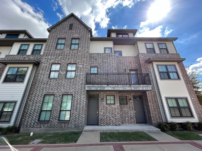Building Photo - 632 Clay St