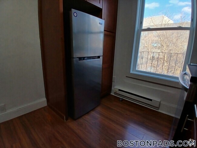 Building Photo - 682 Parker St Rental