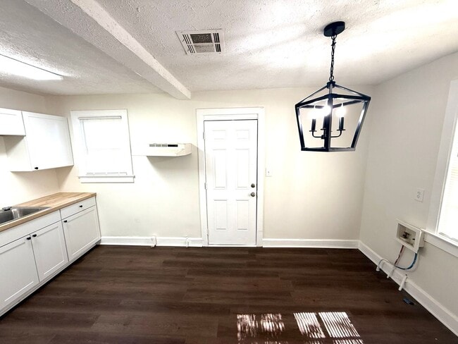 Photo - ** 2 bed 1 bath located in South Fairview ** Call 334-366-9198 to schedule a self tour