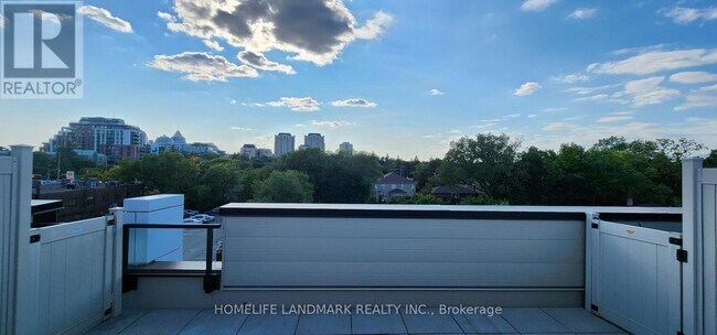 Photo - 780 Sheppard Ave E