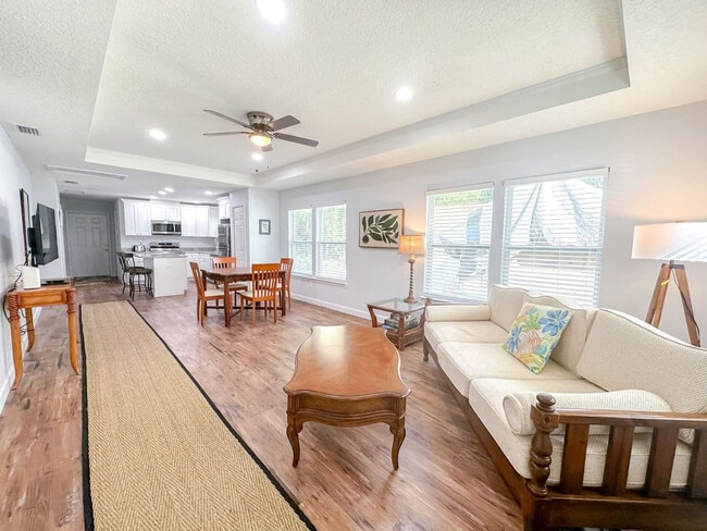 Building Photo - 942 SE 7th Ave