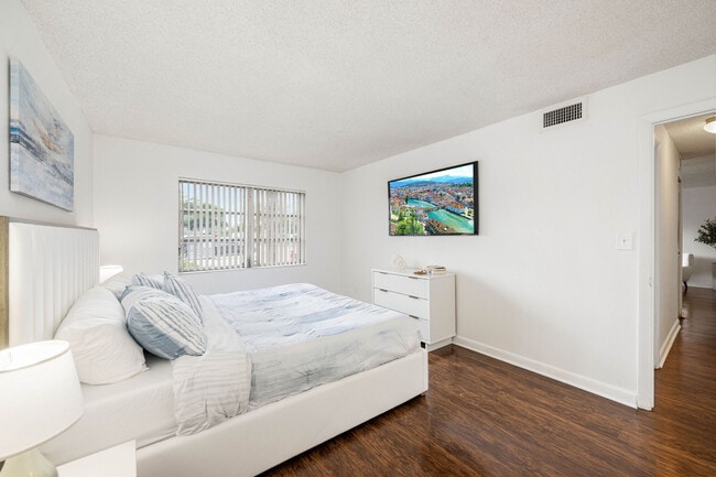 2/2 - Bedroom