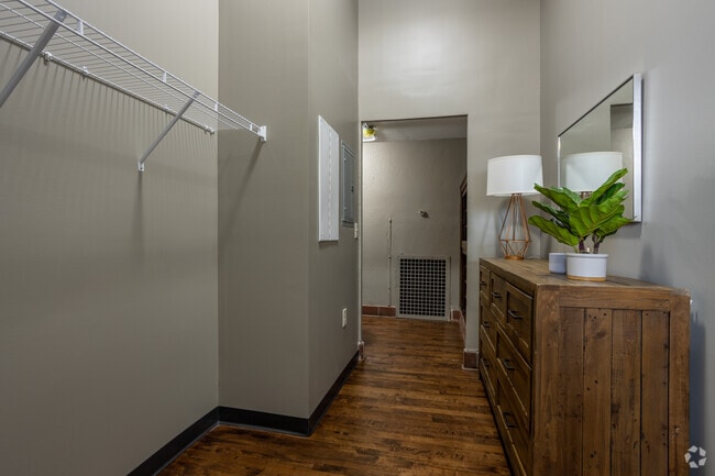 1BD, 1BA - 608-820SF