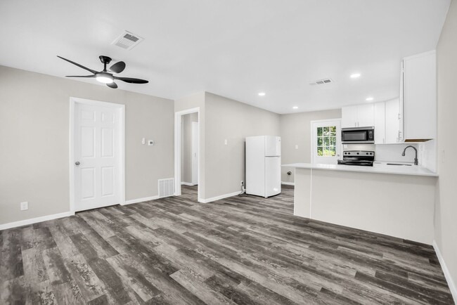 Photo - 125 Vandenburg Dr Unit 101-Left